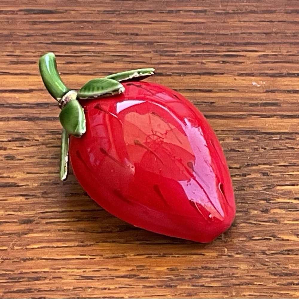 VINTAGE ORIGINAL BY ROBERT ENAMEL STRAWBERRY FRUIT BROOCH - Picture 3 of 9